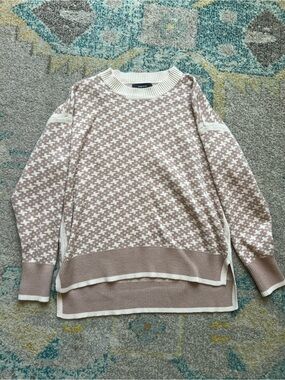 Cozy Houndstooth Crewneck Sweater in Tan/Cream - ONEDO